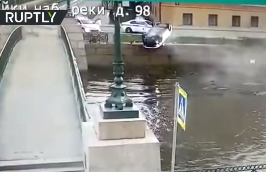 Pijani vozač NAKON BIJEGA od policije završio VISEĆI U AUTOMOBILU iznad rijeke (VIDEO)