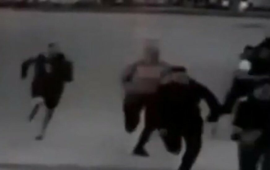KRŠILI POLICIJSKI ČAS Mladići sjedili u grupi, a onda je naišla patrola i nastao HAOS (VIDEO)