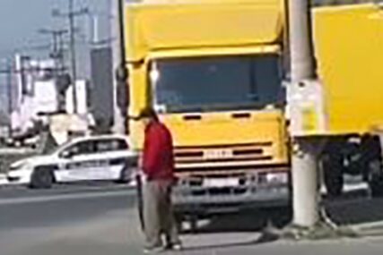 KRŠIO MJERU ZABRANE IZLASKA Deka se našao na ulici, pa sa štapom BJEŽAO OD POLICIJE (VIDEO)