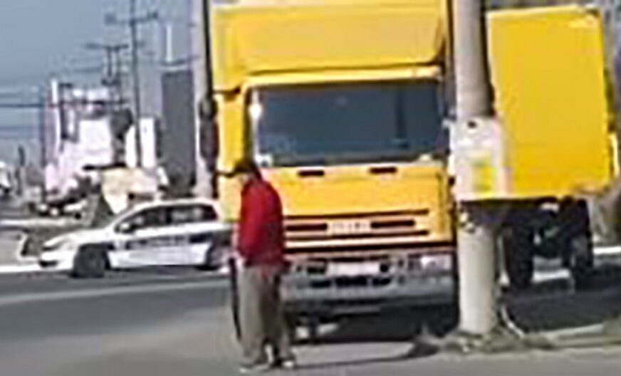 KRŠIO MJERU ZABRANE IZLASKA Deka se našao na ulici, pa sa štapom BJEŽAO OD POLICIJE (VIDEO)