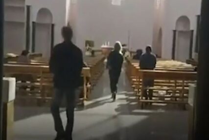 DVIJE OSOBE UHAPŠENE Napali novinarku jer je snimala misu dok je na snazi zabrana okupljanja (VIDEO)