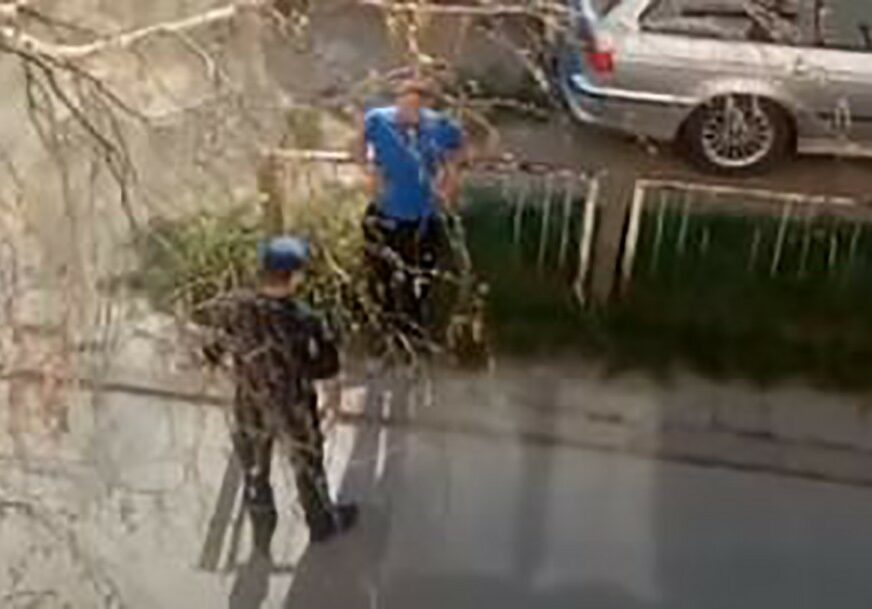 PREKRŠIO POLICIJSKI ČAS Mladić izašao ispred zgrade, pa bježao kad je vidio policiju (VDEO)