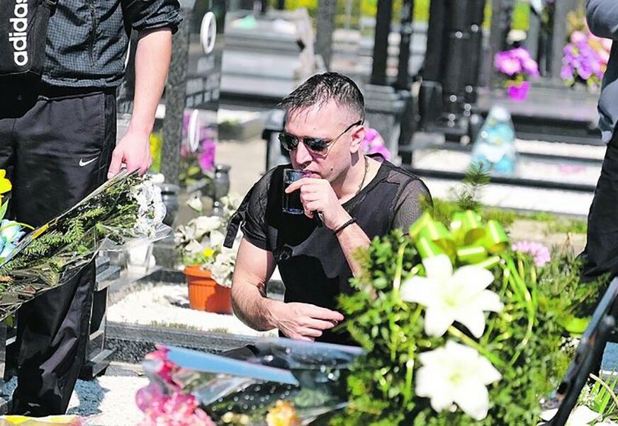 GODIŠNJICA OD UBISTVA PJEVAČICE Na grob Jelene Marjanović došao Zoran, sa sinom i kumom