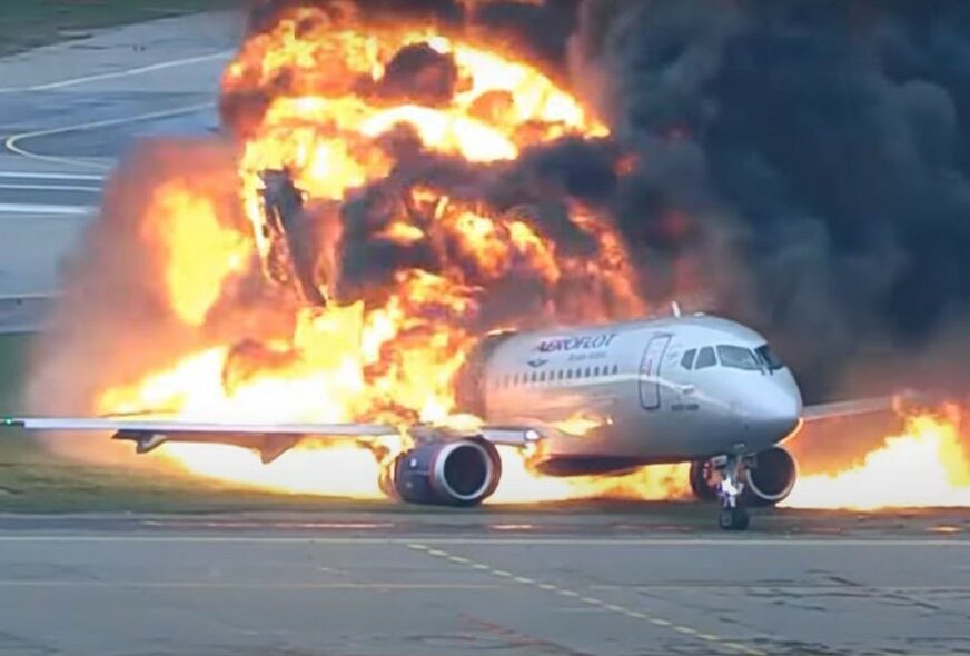 NOVI SNIMAK JEZIVE NESREĆE Vatra GUTA AVION dok putnici panično bježe i traže spas (VIDEO)