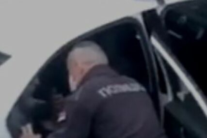 ŠAMARANJE KOJE JE ŠOKIRALO REGION Uhapšeni lomio retrovizore, pa psovao policiju (VIDEO)