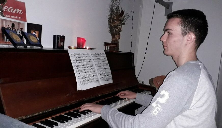 ZGRADOM ODJEKUJU KOMPOZICIJE Đorđe Kuzmanović, muzički virtouz iz Gradiške vježba u izolaciji