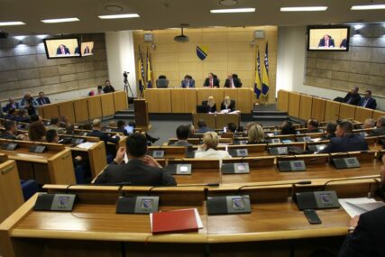 SJEDNICA POD MASKAMA Dom naroda FBiH sastaje se u Domu mladih na Skenderiji