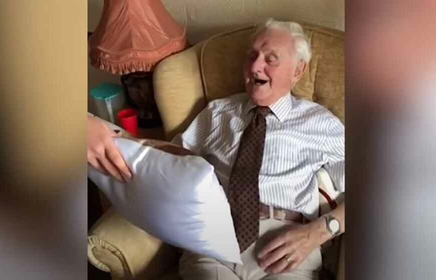 NEVJEROVATAN POKLON Kada je ovaj starac (94) okrenuo jastuk odmah je počeo PLAKATI (VIDEO)