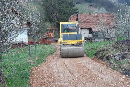 Počelo nasipanje lokalnih puteva na području Mrkonjić Grada
