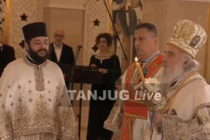 HRISTOS VASKRSE Patrijarh Irinej služi liturgiju u kripti Hrama Svetog Save (VIDEO)