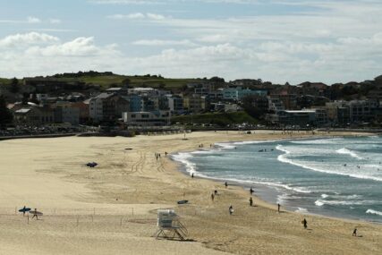 RAJ ZA PLIVAČE I SURFERE Poznata plaža u Sidneju otvorena uprkos velikom broju zaraženih