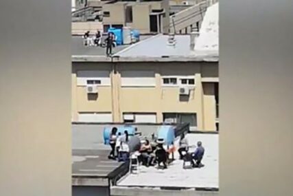 BAHATOST UPRKOS OŠTRIM MJERAMA Roštiljali na krovu zgrade, intervenisala policija (FOTO)