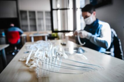 3D ŠTAMPAČI RADE BEZ PRESTANKA Viziri napravljeni u Banjaluci stižu do zdravstvenih radnika