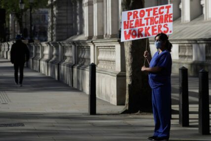 POTRESNA PORUKA TRUDNE DOKTORKE Sama protestovala ispred kancelarije britanskog premijera (FOTO)