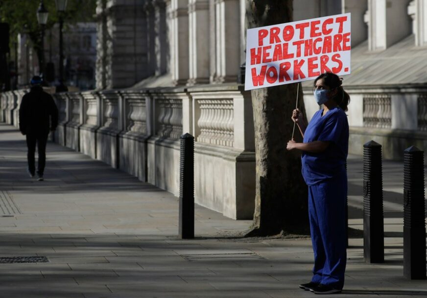 POTRESNA PORUKA TRUDNE DOKTORKE Sama protestovala ispred kancelarije britanskog premijera (FOTO)