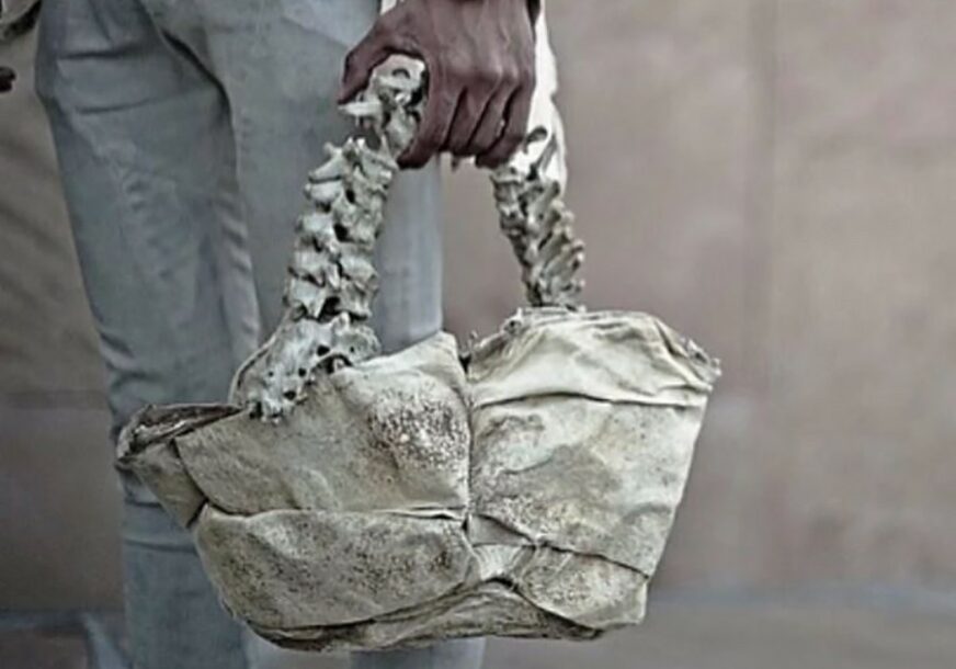 JAVNOST U ŠOKU Dizajner prodaje torbu izrađenu od kičme djeteta i jezika aligatora (FOTO)