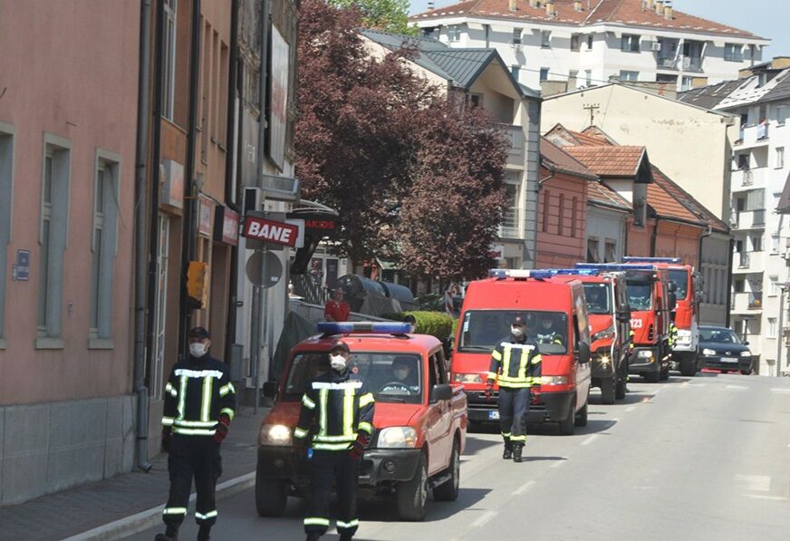 SIRENE U ČAST DOKTORA LAZIĆA Vatrogasci širom Srpske odali počast hirurgu heroju (VIDEO)