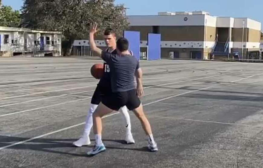 “SKINUO” VIŠE NBA ZVIJEZDA Amerikanac napravio hit imitaciju Nikole Jokića (VIDEO)