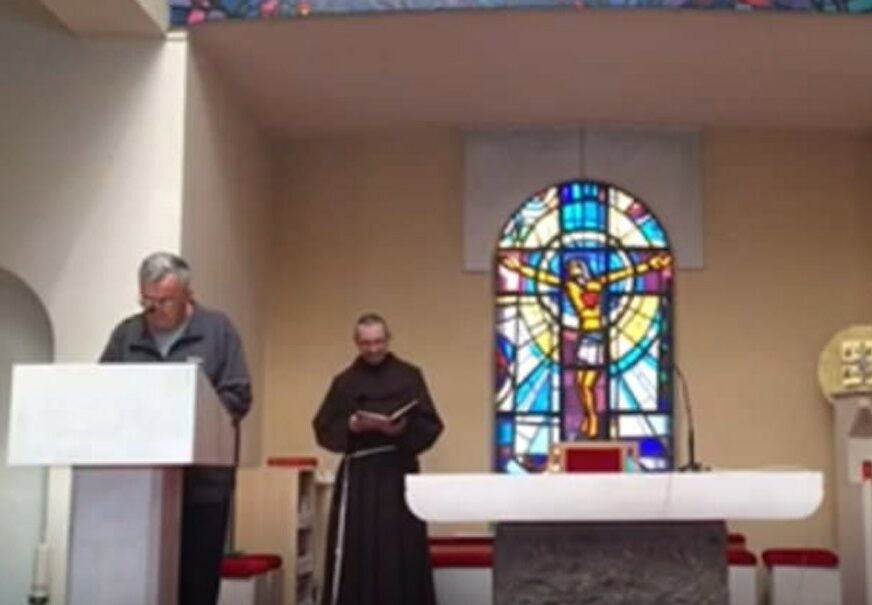 HIT NA INTERNETU Ovako izgleda kada sveštenici mjere socijalnu distancu u crkvi (VIDEO)
