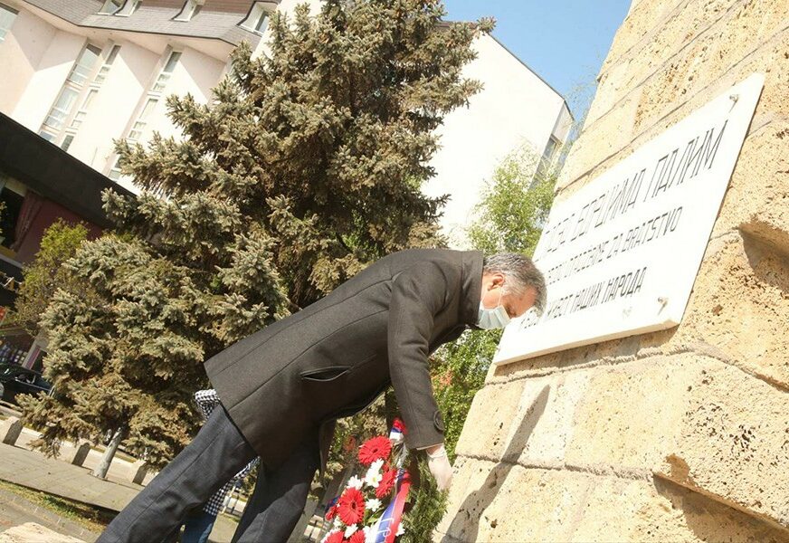 BEZ GRAĐANA I VEĆEG BROJA POLITIČARA Za Dan grada položen vijenac na spomenik borcima NOR (FOTO)