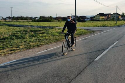 REKREACIJA PRIJE POLICIJSKOG ČASA Dodik se sa maskom na licu provozao biciklom (FOTO)