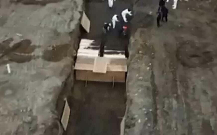 Dron snimio radnike kako silaze niz merdevine i kovčege stavljaju u MASOVNU GROBNICU (VIDEO)