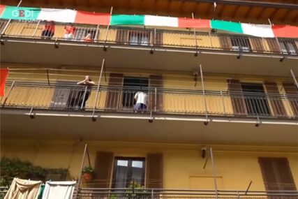 "BELLA CIAO" ORILA SE ULICAMA Italijani sa terasa pjesmom proslavili Dan oslobođenja (VIDEO)
