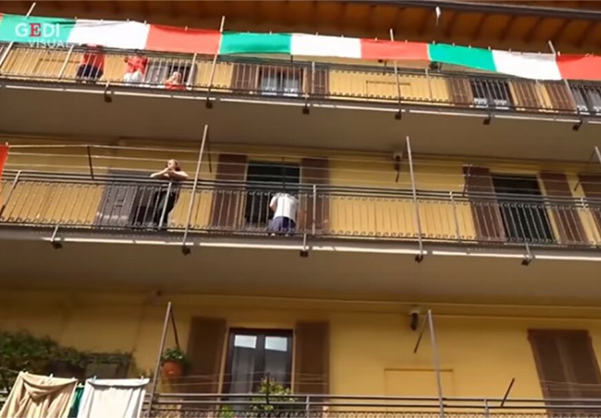 "BELLA CIAO" ORILA SE ULICAMA Italijani sa terasa pjesmom proslavili Dan oslobođenja (VIDEO)