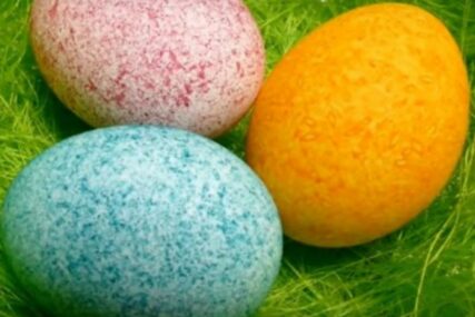 UŽIVAJTE U VASKRSU BEZ NERVIRANJA Probajte neki od ovih trikova i oljuštite jaje bez problema