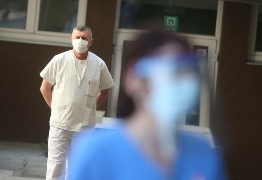 DVA PACIJENTA NA INTENZIVNOJ NJEZI U Istočnom Sarajevu hospitalizovano 26 zaraženih koronom