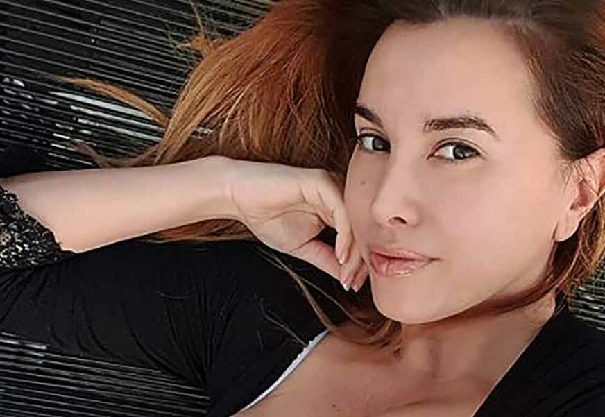 MINIJATURNI ŠORTS, RAŠIRENE NOGE Nives Celzijus počastila fanove izazovnom fotkom sa balkona