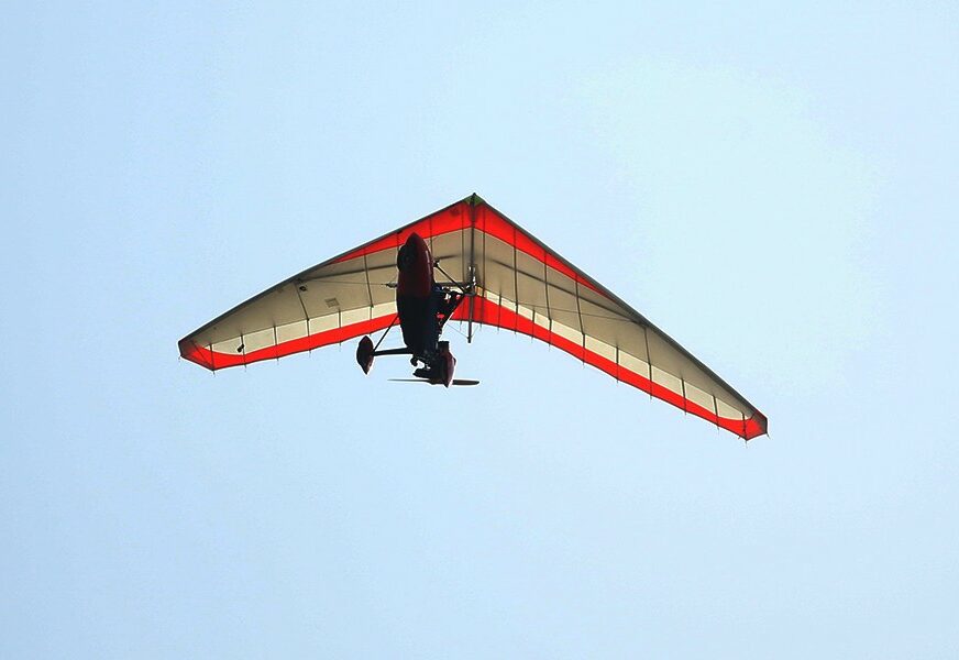 UŽAS U HRVATSKOJ Srušio se paraglajder, teško povređen pilot