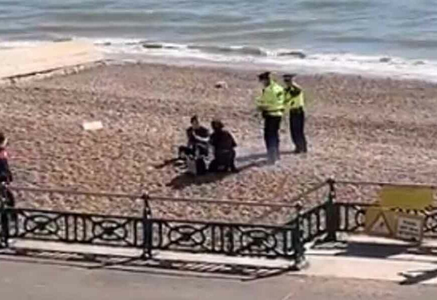 ZAPALILI ROŠTILJ NA PLAŽI Zbog ovog para policajci su vodu sipali u kacigu i GASILI VATRU (VIDEO)