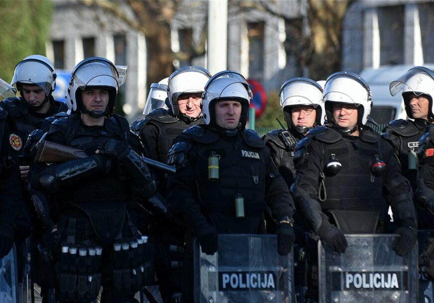 RUŽE ZA POLICAJCE Ovo su tokom protesta u Nikšiću uradile KĆERKE UHAPŠENOG SVEŠTENIKA (VIDEO)
