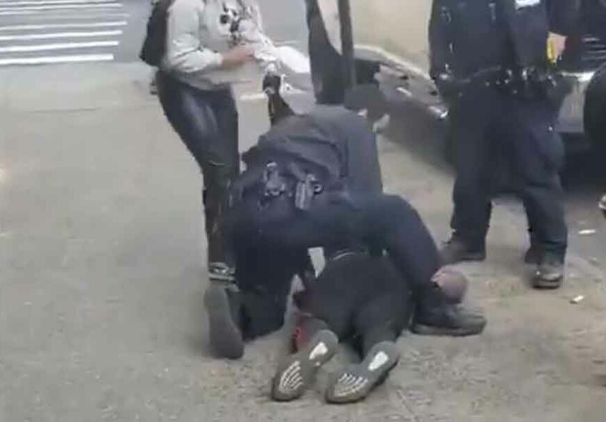NESVAKIDAŠNJI SNIMAK STIŽE IZ NJUJORKA Prišao policajcu s leđa i udarao ga šakom u glavu