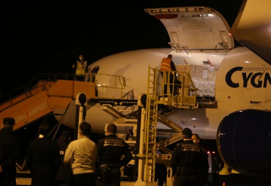 BORBA SA KORONA VIRUSOM U Banjaluku stigao avion sa opremom za pokretnu bolnicu (FOTO)