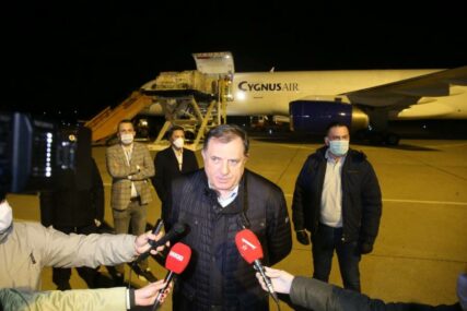 "PRIPREMAMO SE ZA EKSPANZIJU VIRUSA" Dodik dočekao avion sa dijelovima za bolnicu