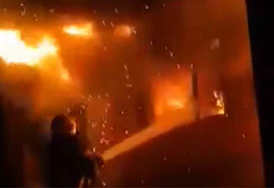 PORODIČNA DRAMA Zapalio svoju kuću dok je unutra bila njegova kćerka, pa POBJEGAO (VIDEO)