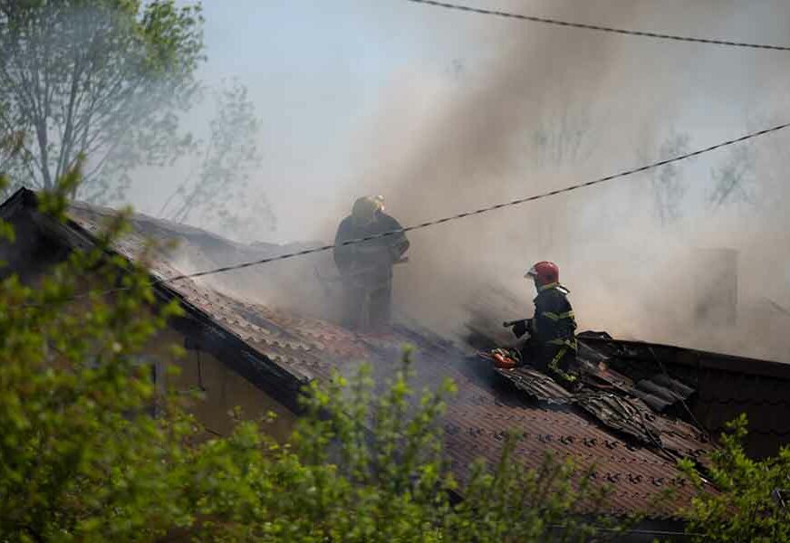 VLASNICA I NJEN UNUK BILI UNUTRA Vatra progutala krov porodične kuće u Prijedoru (VIDEO, FOTO)