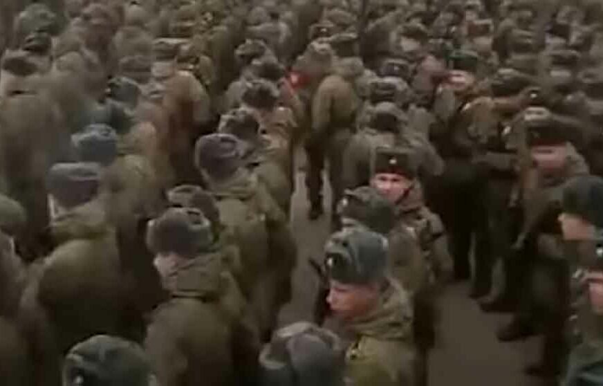 PROBLEM ZA PUTINA Hiljade vojnika u karantinu nakon što su BEZ MASKI bili na probi parade (VIDEO)