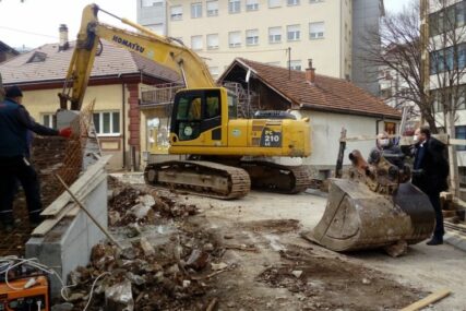 RADOVI NA ŠEST STAMBENIH ZGRADA Građevinci donekle oživjeli utišali Zvornik (FOTO)