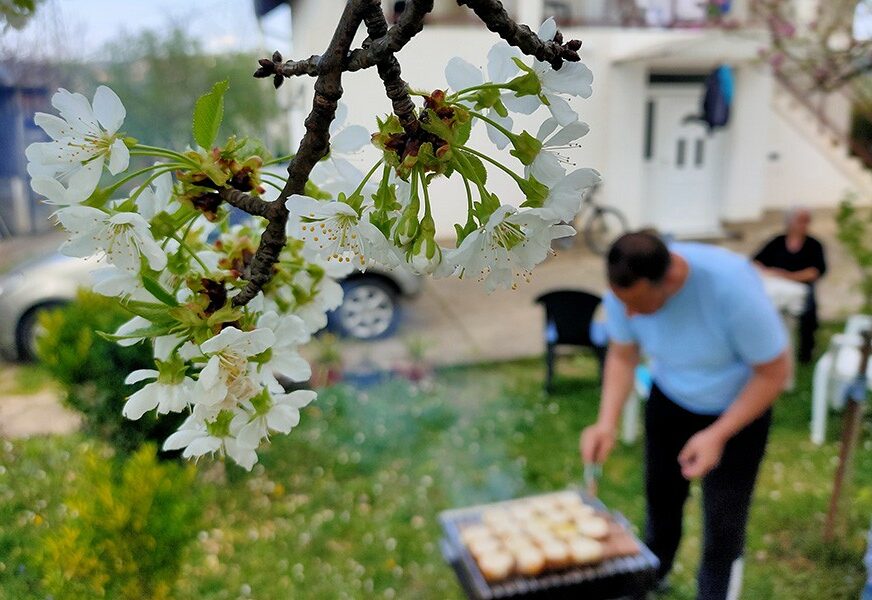 (FOTO) Trikovi u koje se majstori roštilja kunu: Ovo vam treba za NAJSOČNIJE MESO koje ste ikada probali