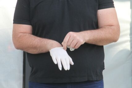 Pomoć u borbi protiv korone: Bolnici u Bihaću isporučene zaštitne rukavice