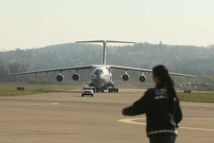 STIGLA POMOĆ OD RUSA Avion sa medicinskom opremom sletio na banjalučki aerodrom (FOTO)