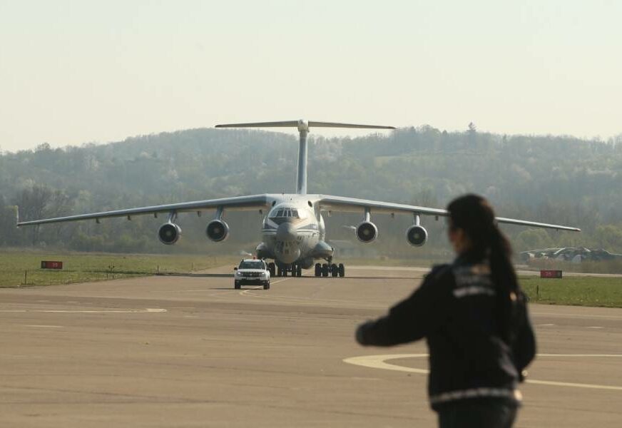 STIGLA POMOĆ OD RUSA Avion sa medicinskom opremom sletio na banjalučki aerodrom (FOTO)