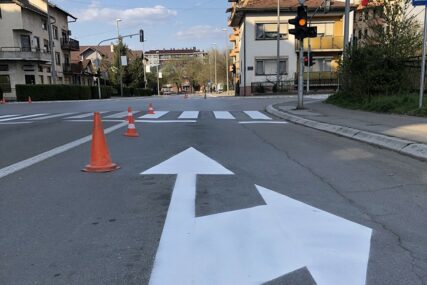 ISKORISTILI SMANJEN OBIM SAOBRAĆAJA Počelo iscrtavanje signalizacije na banjalučkim ulicama