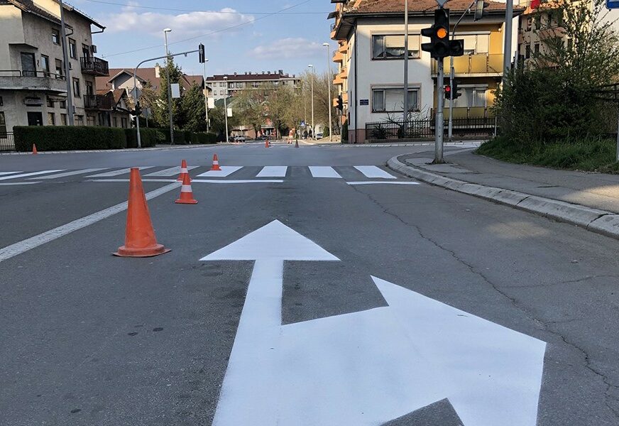 Trenutno se radi u Gundulićevoj ulici: U toku iscrtavanje saobraćajne signalizacije na području cijelog grada