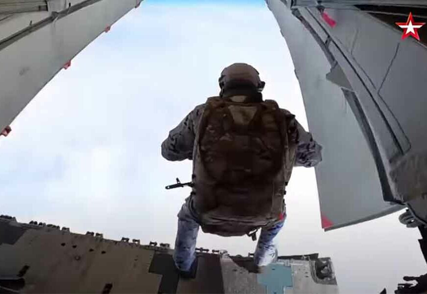 DESILO SE PRVI PUT U ISTORIJI Rusi izveli skok padobranom sa 10.000 metara (VIDEO)