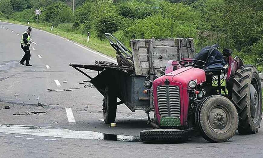 TRAGEDIJA KOD LAKTAŠA Muškarac poginuo nakon prevrtanja traktora, a žena povrijeđena
