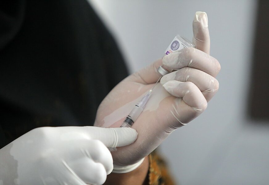 "SABOTIRAJU NAS" SAD kaže da Kina USPORAVA razvoj vakcine protiv korona virusa